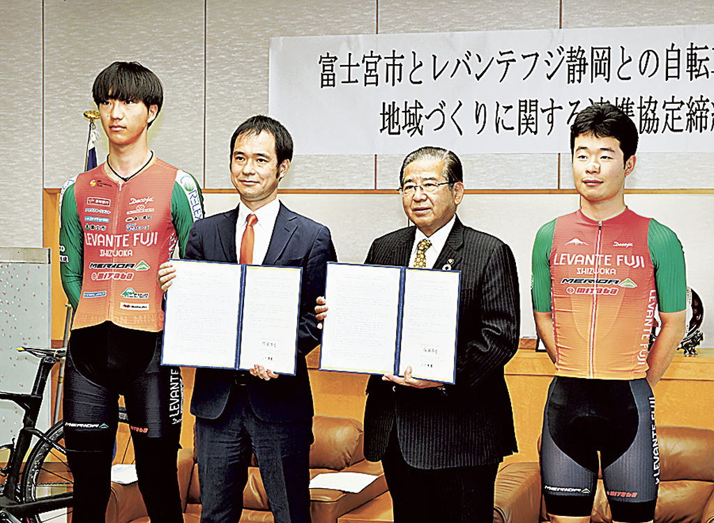 協定書を交わした須藤市長（右から２人目）と二戸代表（同３人目）＝富士宮市役所