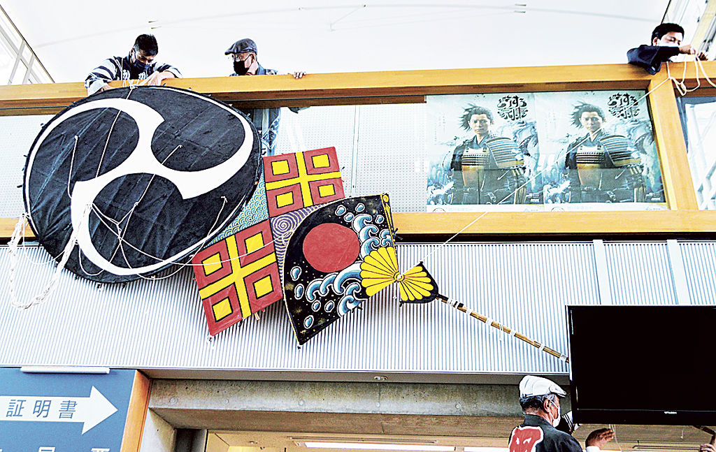 巨大な巴凧を展示する会員＝掛川市役所