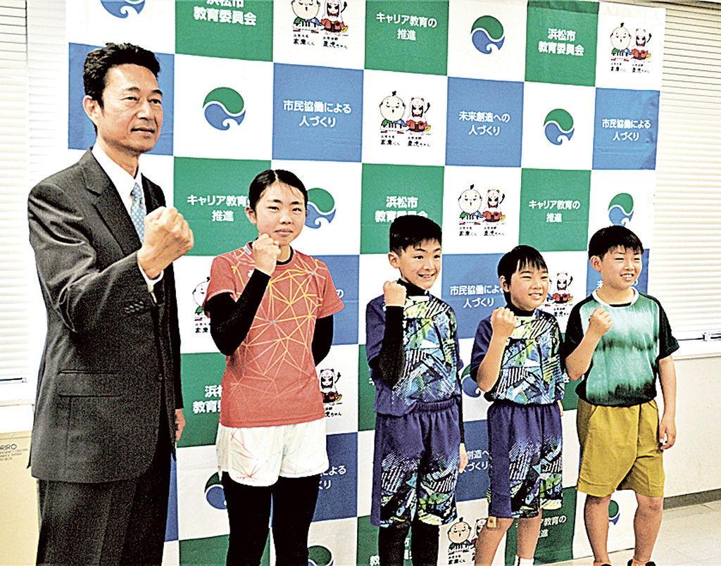ソフトテニスの全国大会へ意気込みを語った児童ら＝浜松市中区