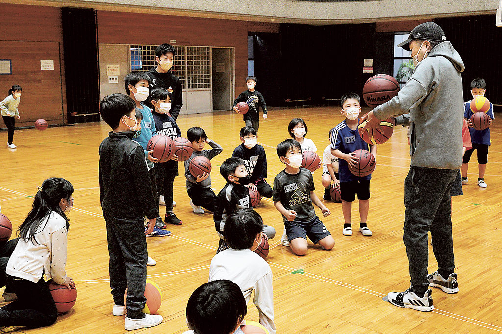 ボールの扱い方を学ぶ児童＝静岡市駿河区の南部体育館