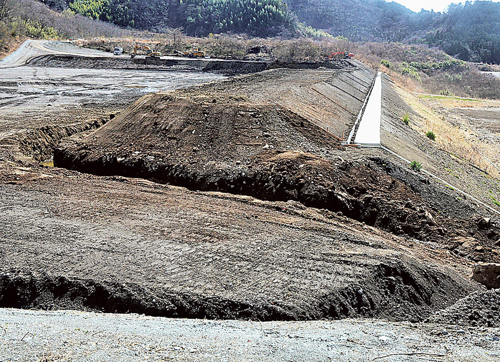 排水などの管理を徹底した県東部の残土処分場。広大だが、盛り土規制条例の影響で受け入れを制限している＝３月上旬