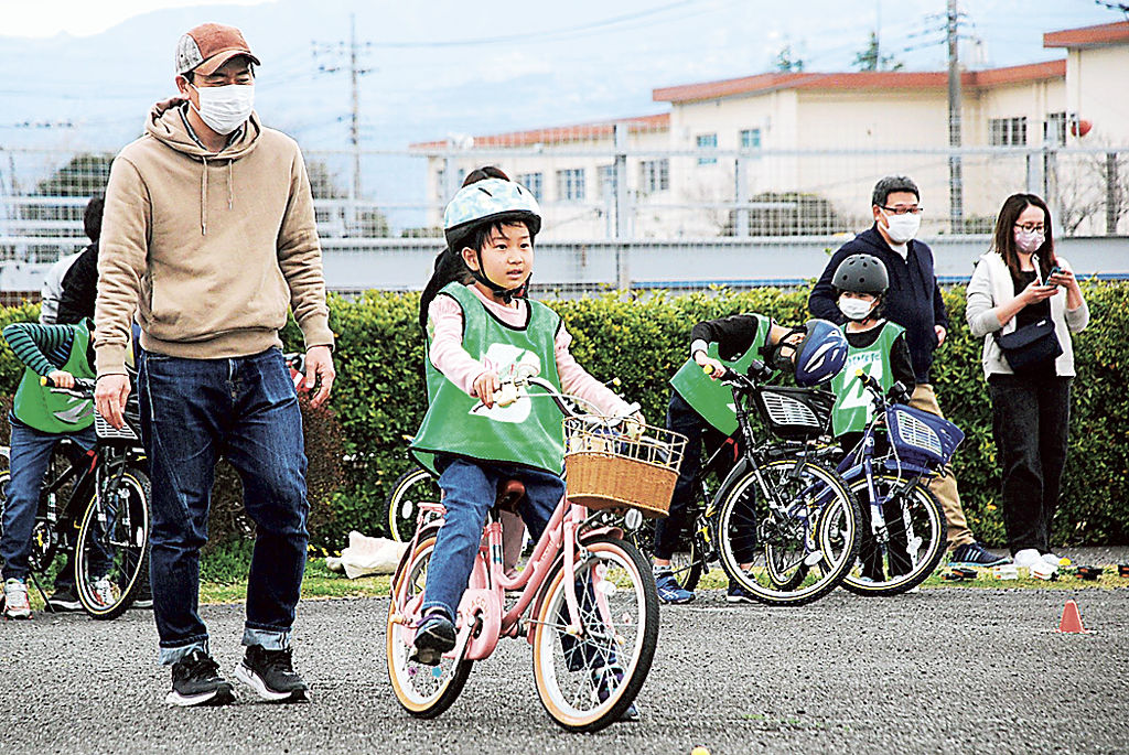 自転車の乗り方を学ぶ参加者＝三島市の長伏公園駐車場