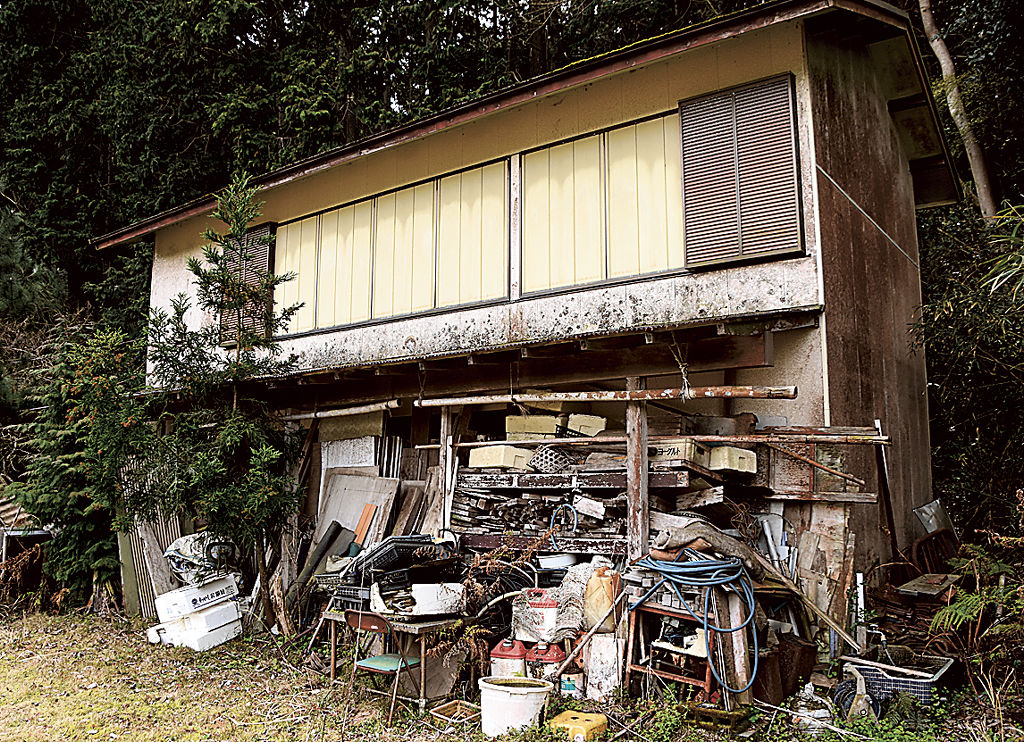 長年使われていない空き家。放置された家屋は全国で増えている＝３月下旬、松崎町