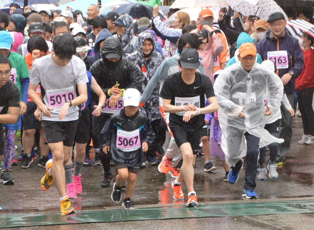間さん（前列右）も５キロのコースを走った「寛平アメマナイトマラソン」＝沼津市の中央公園