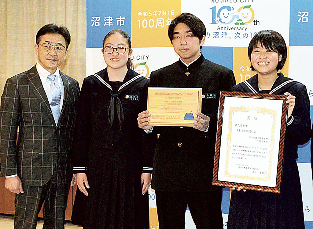 奥村教育長（左）に県教育長賞の受賞を報告した（右から）山本さん、百津さん、杉山さん＝沼津市役所