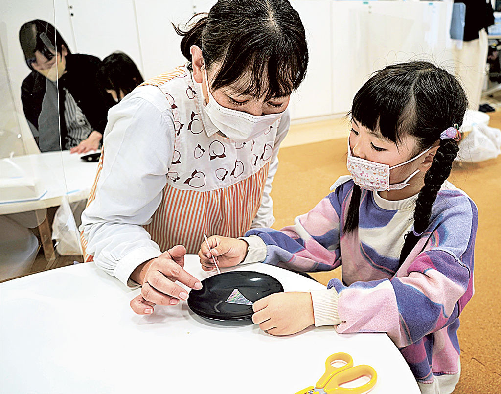 螺鈿細工に取り組む子ども＝静岡市葵区の市美術館