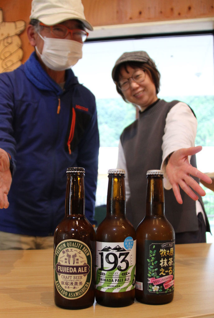  地元の茶を使ったクラフトビールの販売が人気を集めた「しまだクラフトビールＦＥＳＴＡ」＝島田市伊久美の１９３バレーブリューイング