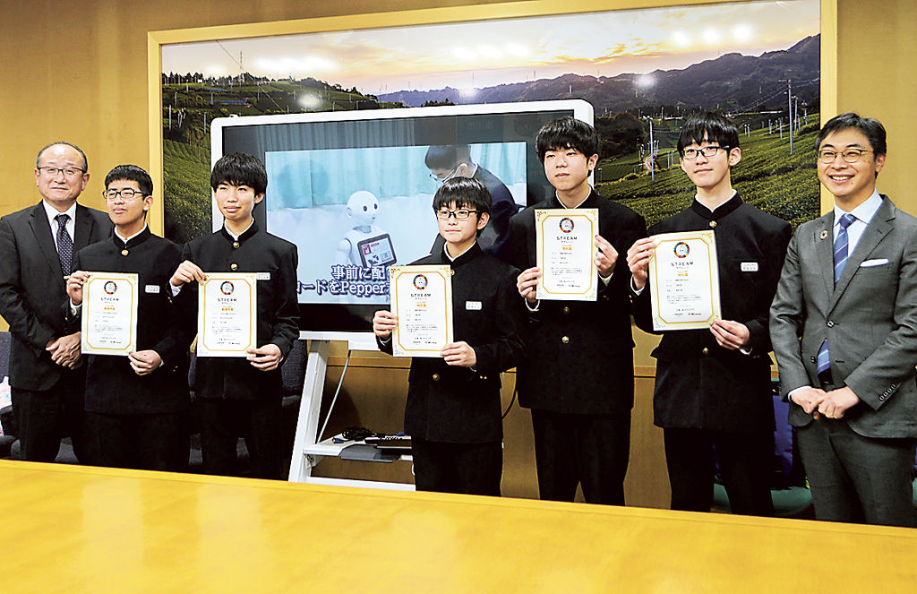 プログラミングの全国大会で上位入賞した北中と東中の生徒ら＝掛川市役所