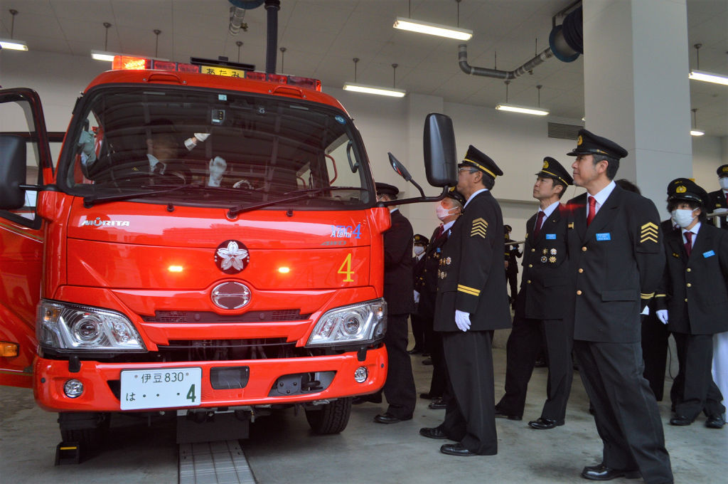 新たに配備された消防ポンプ車を見る第四分団員ら＝熱海消防署