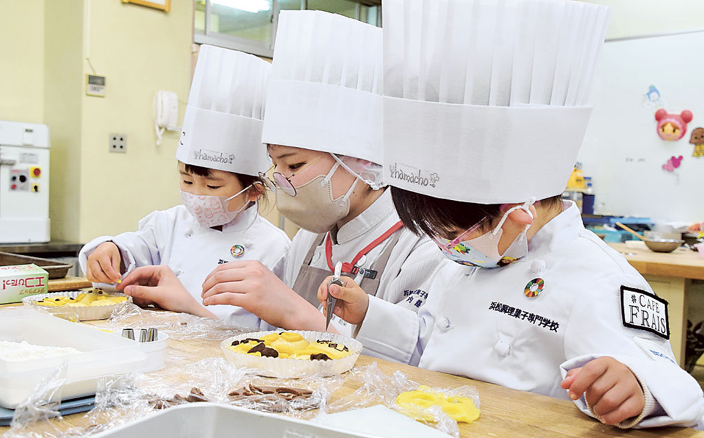 パン作りに取り組む子どもたち＝浜松市中区の浜松調理菓子専門学校