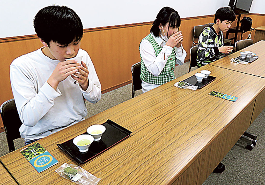 ３種類の茶を飲み比べする生徒＝藤枝市のＪＡ大井川本店