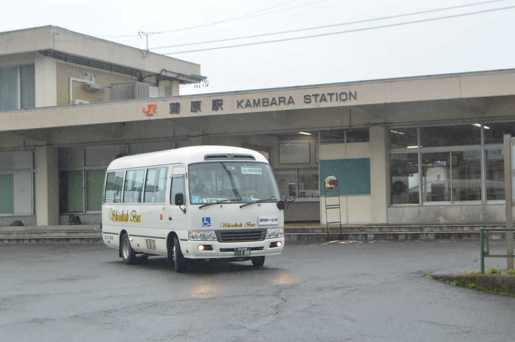 共立蒲原総合病院に向かう路線バス。静岡市が運行委託している。２０２１年度は１便平均約３人の利用にとどまった＝３月下旬、同市清水区のＪＲ蒲原駅前