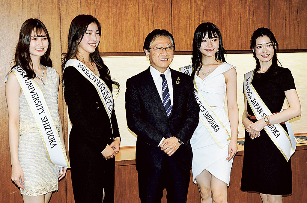 田辺市長（中央）を表敬訪問した（左から）鈴木さん、宮崎さん、青柳さん、入谷さん＝静岡市役所静岡庁舎