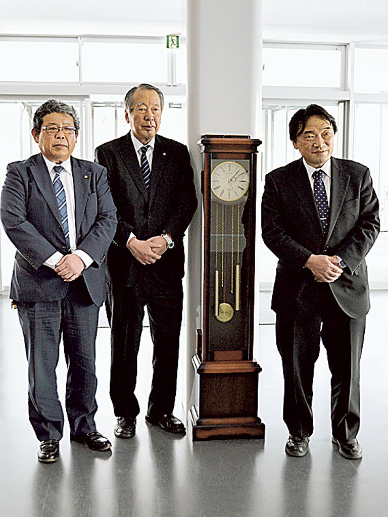 置き時計を寄贈した山本社長（左から２人目）＝沼津市の沼津工業高