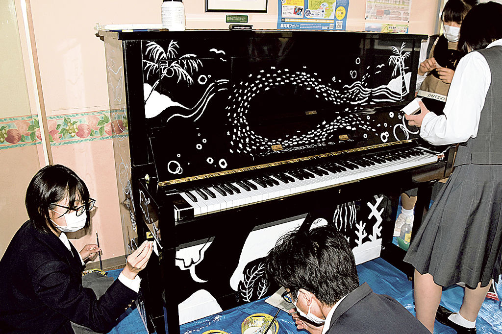 ピアノにイラストを描く生徒＝西伊豆町宇久須の黄金崎クリスタルパーク