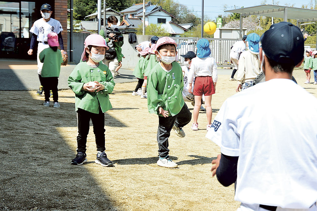野球部員とキャッチボールを楽しむ園児＝菊川市本所の菊川中央こども園