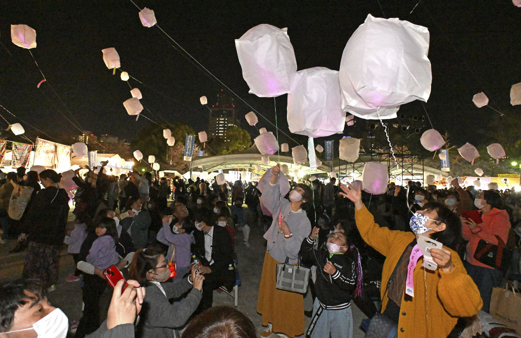 夜空に舞い上がる「スカイランタン」＝３月３１日午後、静岡市葵区の駿府城公園（写真部・宮崎隆男）