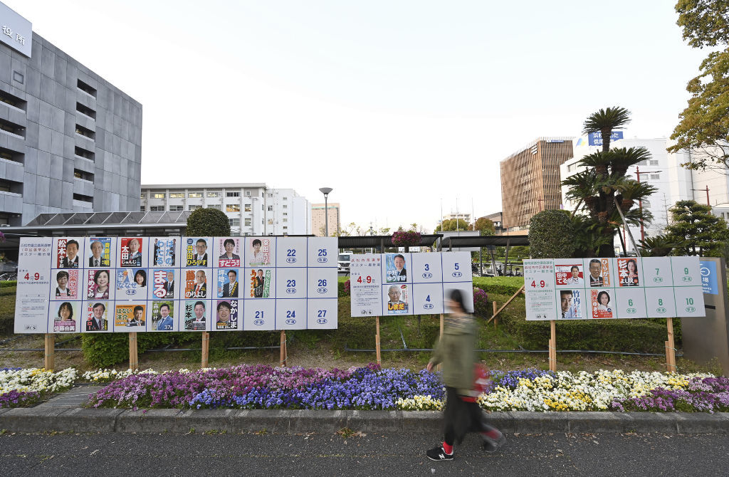 トリプル選に突入し、浜松市役所前には三つの選挙のポスター掲示板が並ぶ＝３１日午後、同市中区