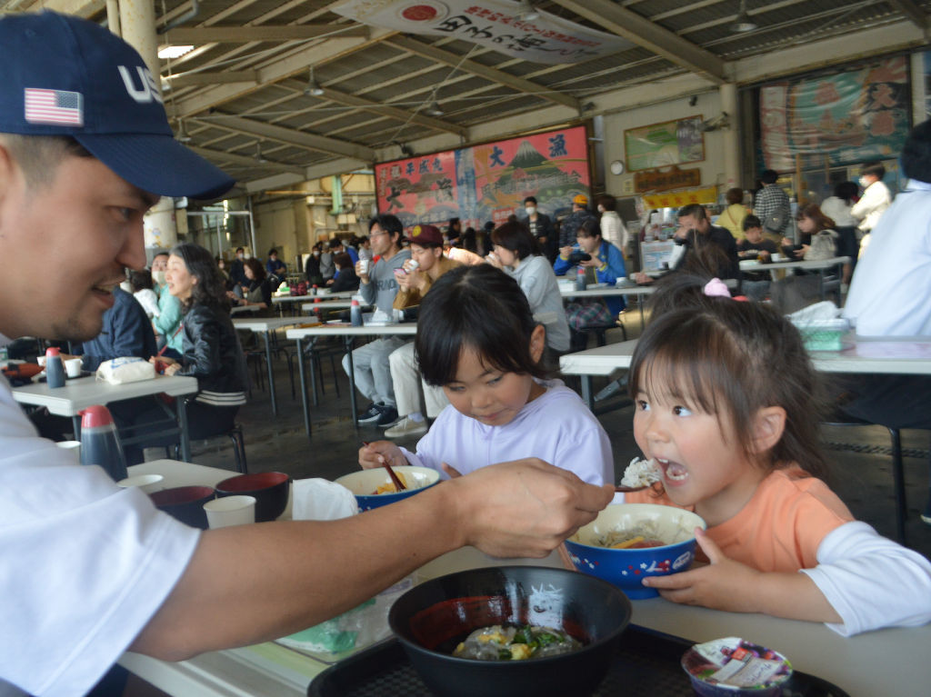 新鮮なシラスを味わう家族連れ＝富士市の田子の浦港