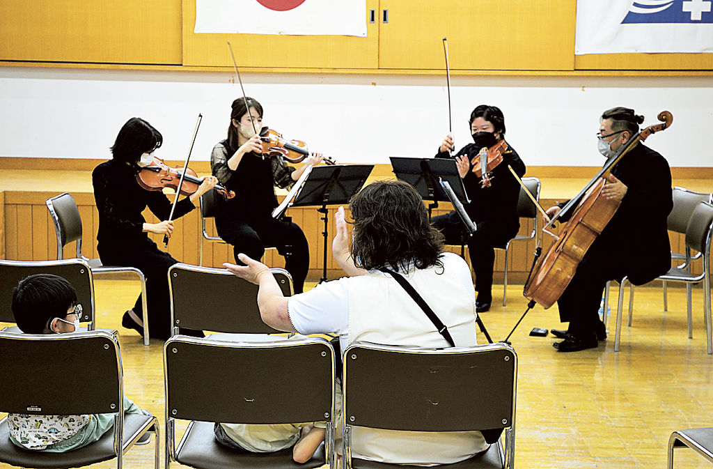 流麗な弦楽四重奏を披露する静響の楽団員＝静岡市葵区の県立こども病院