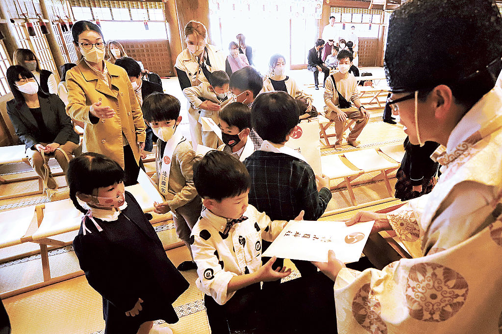 授与品を受け取る児童ら＝森町の小国神社