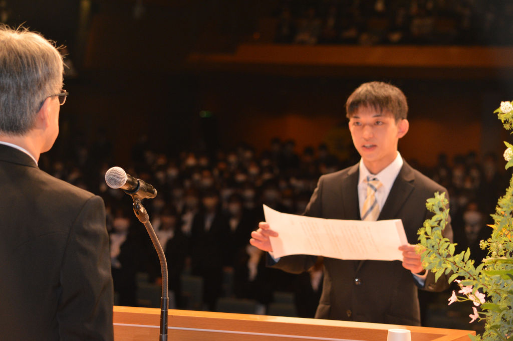 新入生を代表して宣誓する松田さん（右）＝静岡市駿河区のグランシップ
