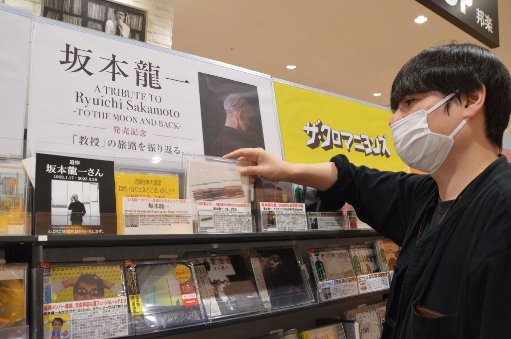 坂本龍一さんのアルバムなどを並べた追悼コーナー＝３日午後、磐田市高見丘のタワーレコードららぽーと磐田店