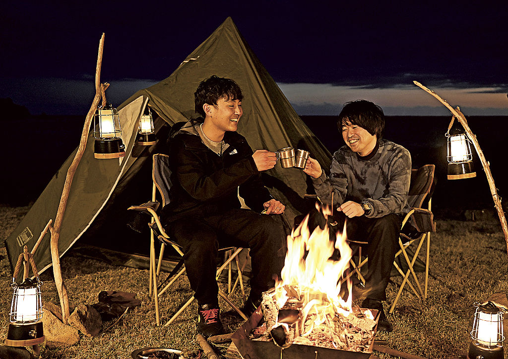 たき火を起こして初めてのキャンプを楽しむ＝３月中旬、西伊豆町田子のアクアビレッジ