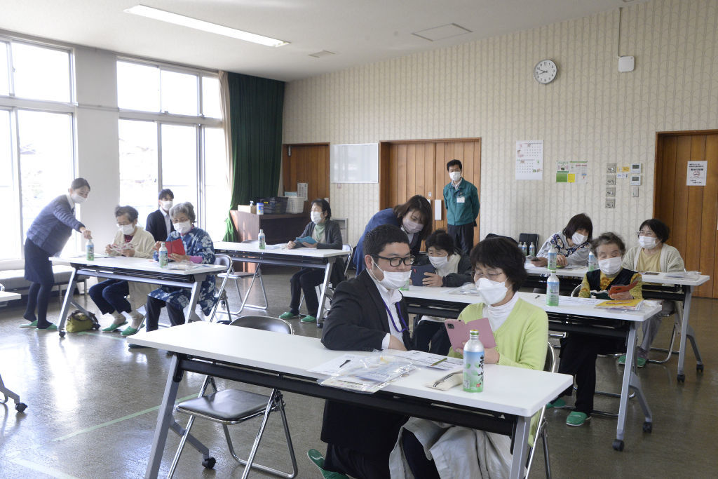 スマホの使い方を学ぶ参加者ら。県内各地のＪＡが教室を開いている＝３月中旬、菊川市