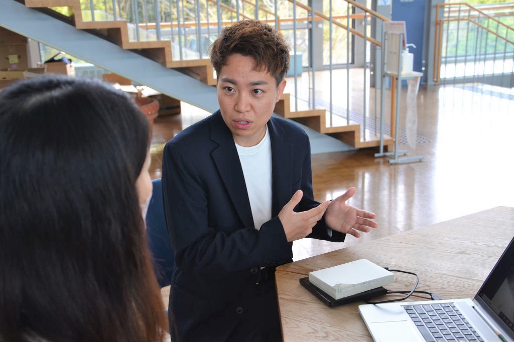 性的少数者であることを公表して講演活動を行っている永田怜さん＝３月下旬、掛川市役所