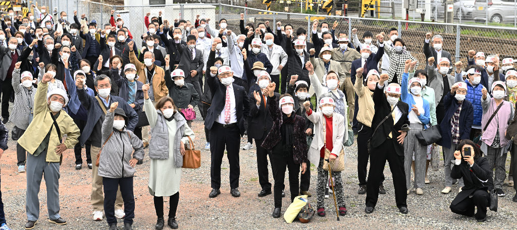 立候補者とともに気勢を上げる支持者＝３月３１日、静岡市清水区