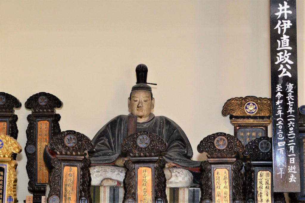 龍潭寺に安置される井伊直政の像