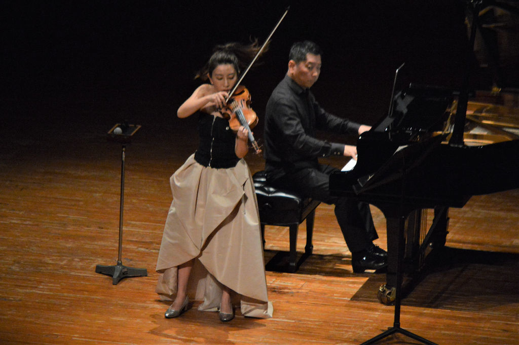 洗練された旋律を奏でる木嶋さん（左）と江口さん＝浜松市中区
