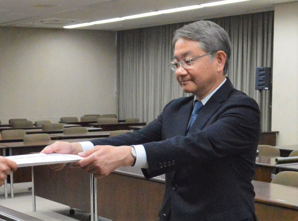 浜松市長選の当選証書を受ける中野祐介氏＝１０日午後、同市役所