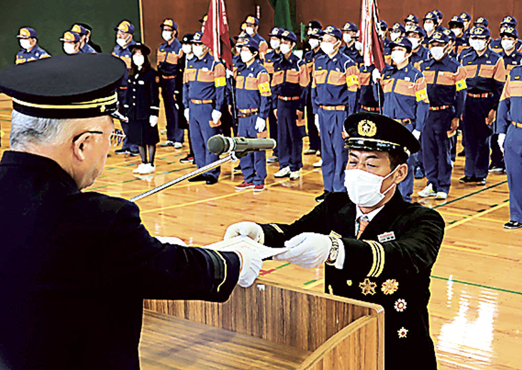 杉本市長（左）から辞令書を受け取る神崎新団長＝牧之原市内