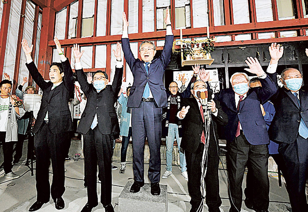当選が決まり、万歳三唱をする中野祐介氏（中央）。自民党や経済界の関係者も駆け付けた＝９日夜、浜松市北区