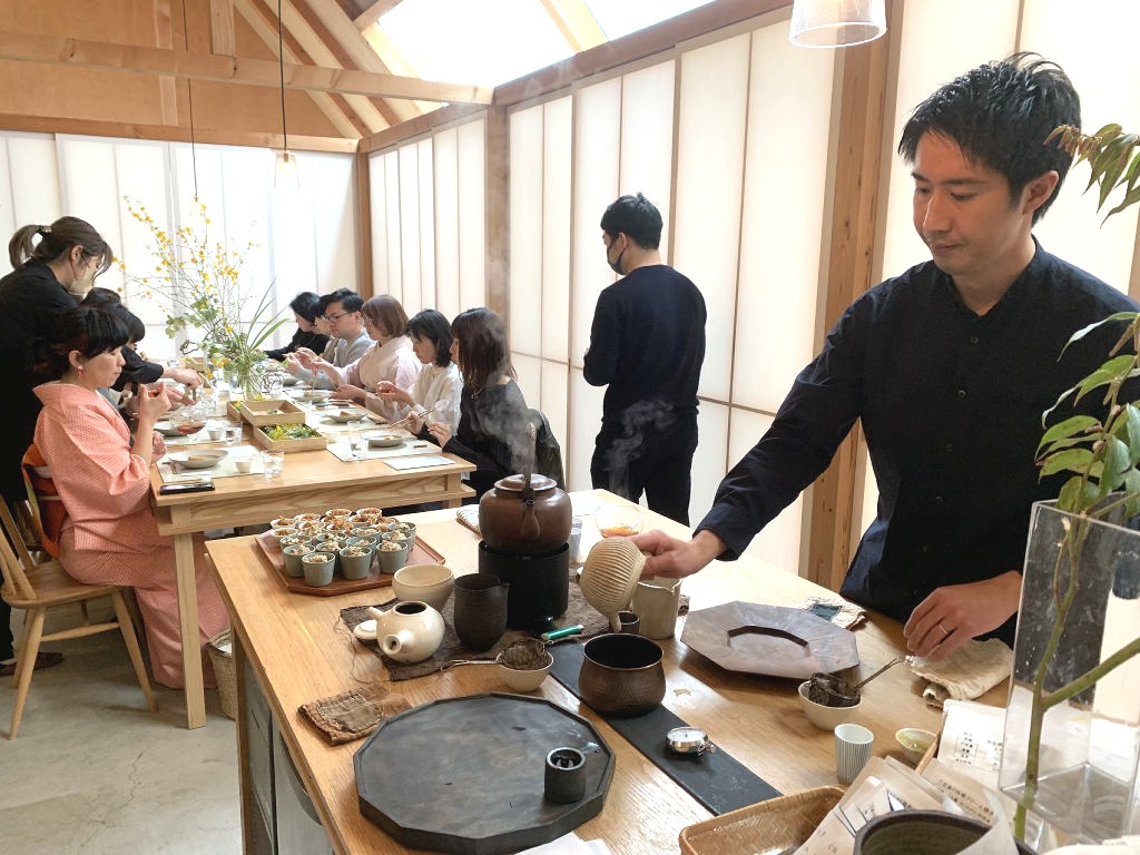 コース料理に合わせて茶を入れる平岡佑太専務。緑茶の消費開拓策を探る＝３月下旬、静岡市葵区