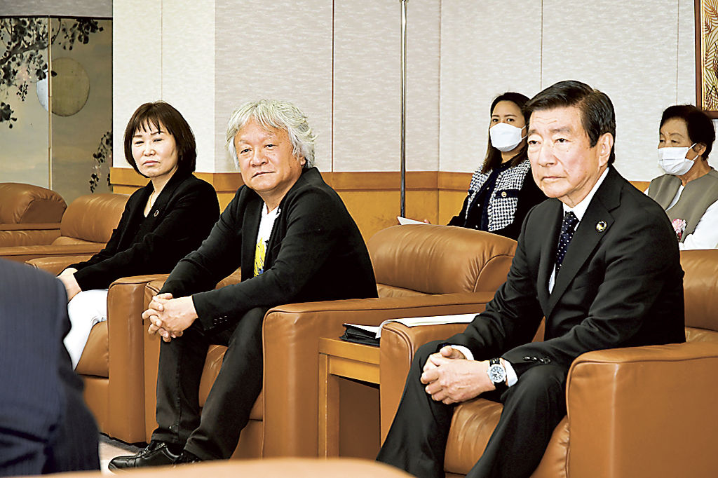 富士宮市国際交流アドバイザーに就任した（右から）村松さん、渡辺さん、ユさん＝市役所