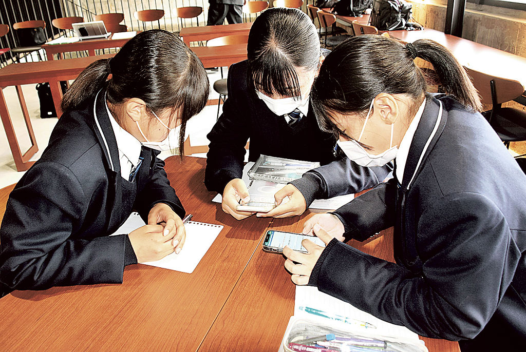デジタルを使った勤怠管理システムを体験する生徒たち＝焼津市中港の焼津ＰＯＲＴＥＲＳ