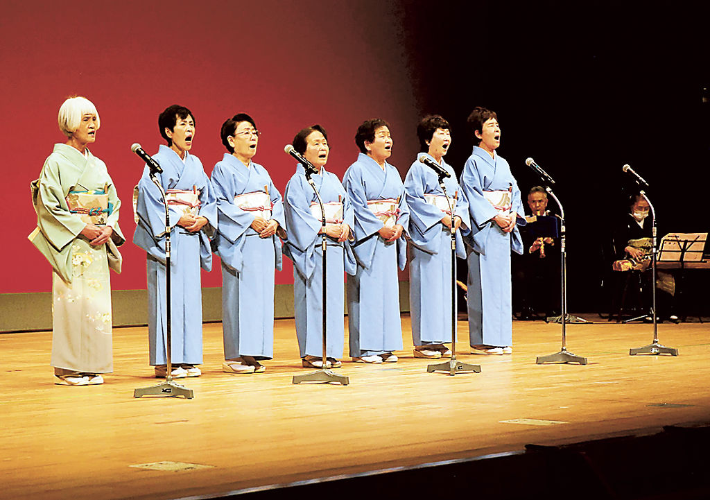 総合文化祭の開幕を飾った詩吟の公演＝富士市のロゼシアター