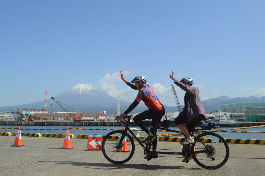 富士山を見ながらサイクリングを楽しむ乗客たち