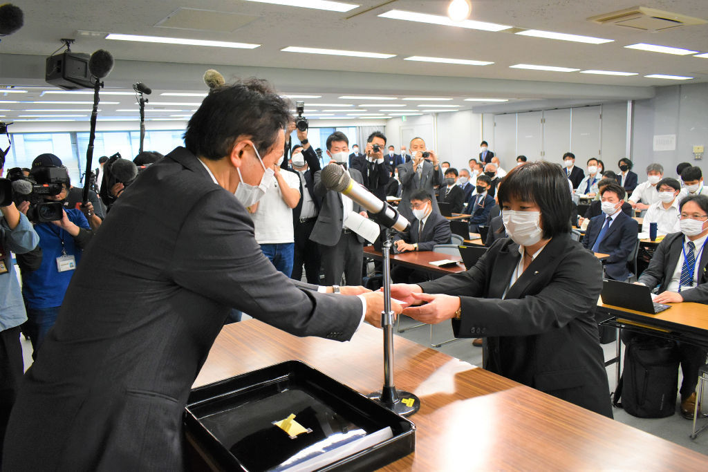 森貴志副知事から盛り土の立入検査証の交付を受ける静岡県職員（右）＝１７日午後、県庁