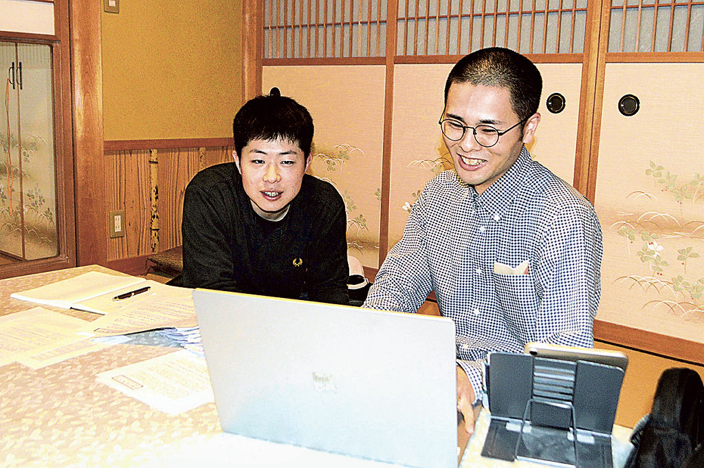 アンケートの集計結果を確認する原太郎さん（右）と斉藤皐稀さん＝１６日、清水町内
