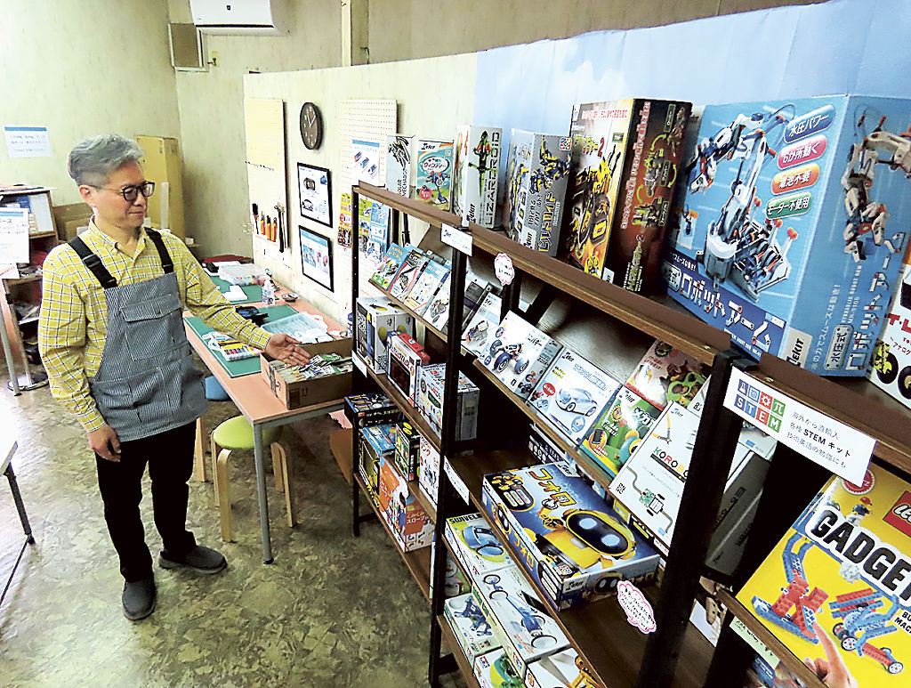 工作キット販売や作業スペースを備えた店内を紹介する松岡さん＝浜松市中区葵西