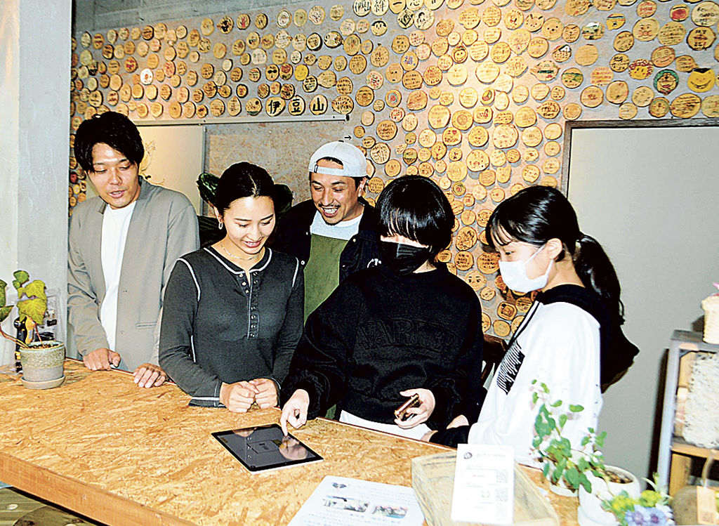 来店客と交流する（左から）中野さん、熊野さん、高橋代表＝熱海市伊豆山のあいぞめ珈琲店