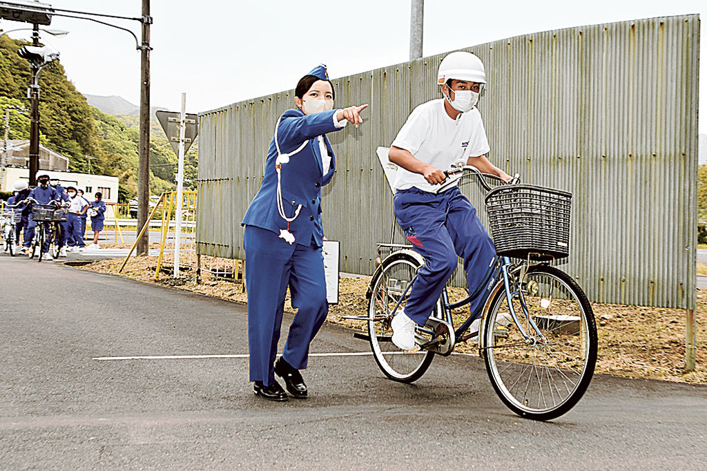 正しい自転車の運転方法を学ぶ生徒＝松崎町岩科南側