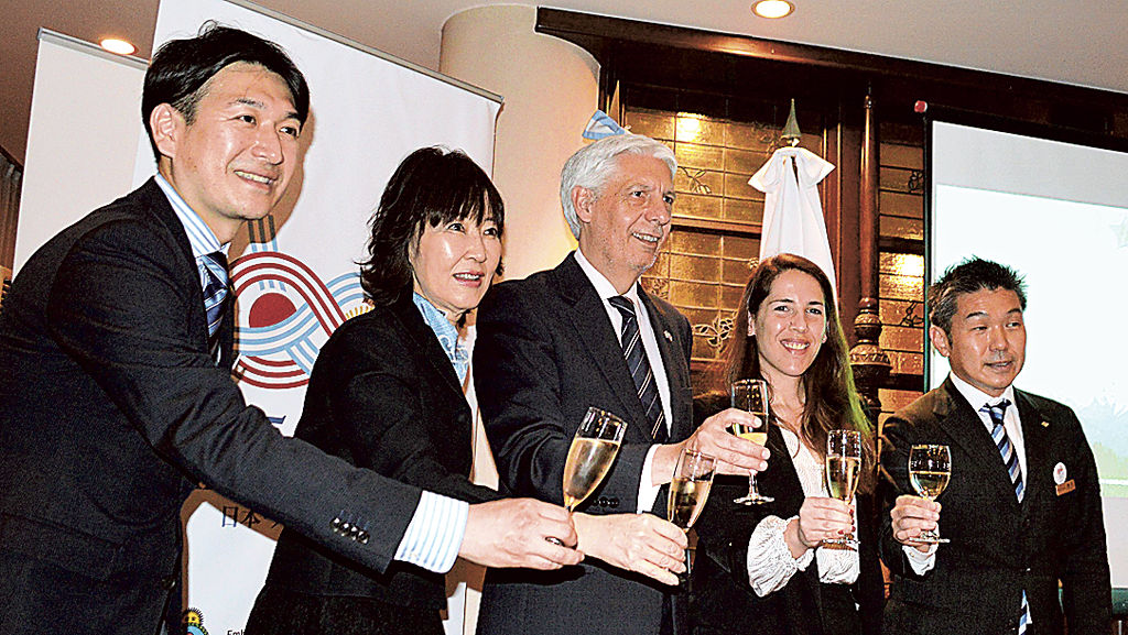 「ワールド・マルベック・デー」を祝い、乾杯する両国の関係者＝東京都港区のアルゼンチン大使館