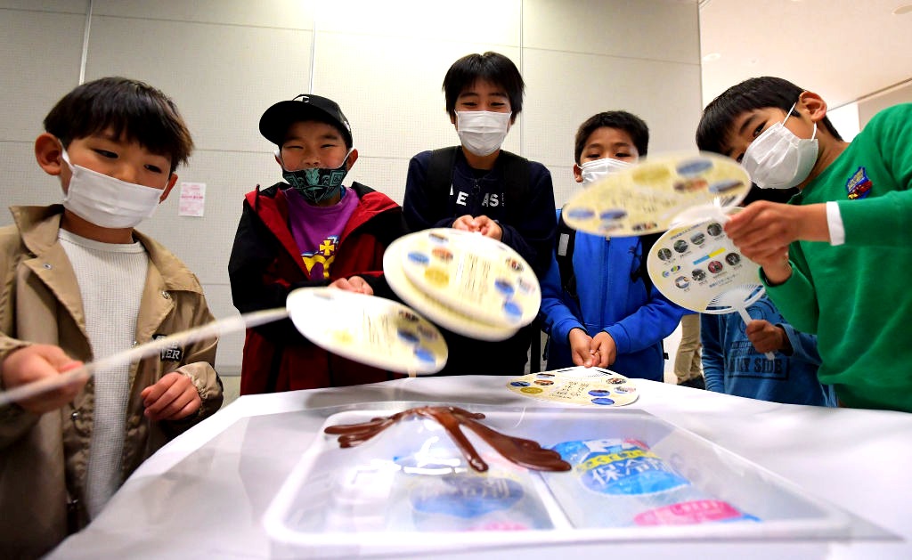 キッチン溶岩実験に挑戦する子供たち＝長泉町のコミュニティながいずみ