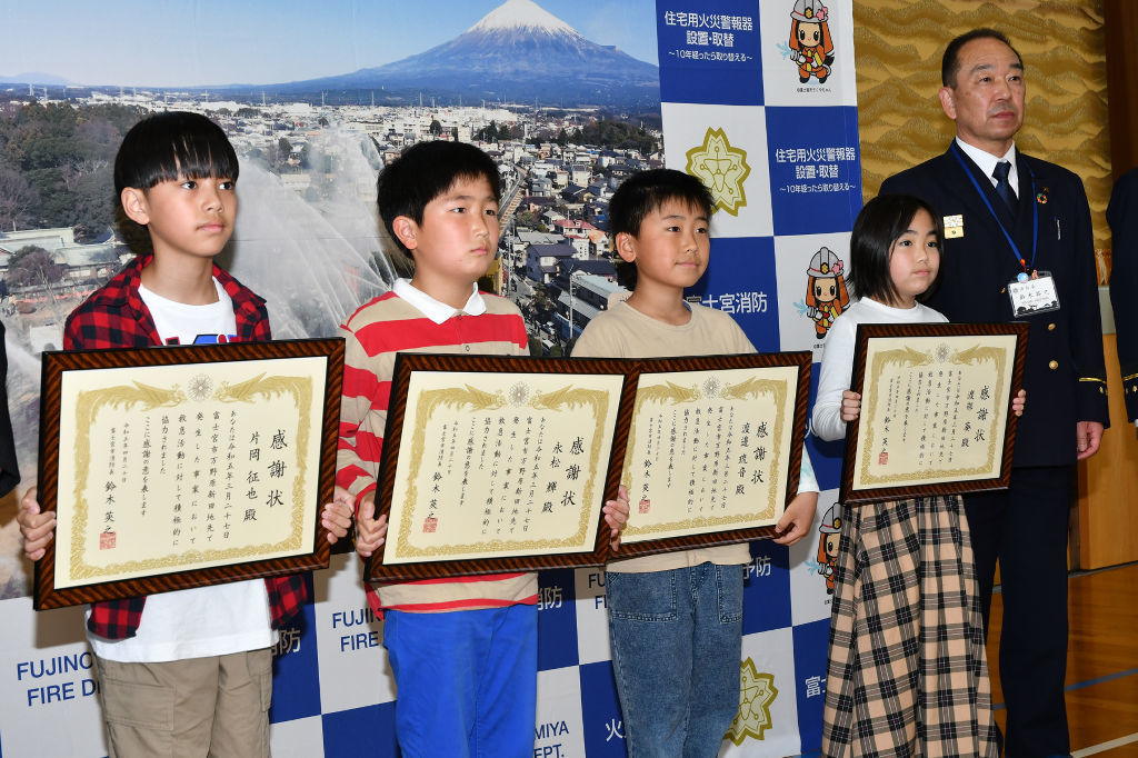 感謝状を受けた（左から）片岡君、永松君、渡辺君、渡部さん＝富士宮市の大富士小