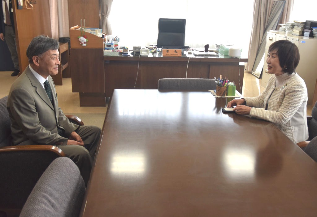 染谷絹代島田市長に就任のあいさつに訪れた難波喬司静岡市長（左）＝２１日午後、島田市役所